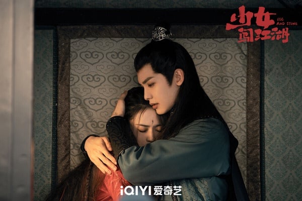 《少女闖江湖》是部小成本的武俠甜寵劇，熱度很低迷，但劇評其實不錯呢！故事很沙雕無厘頭，講述霍星辰是武林盟主之女，她為了反抗強加給自己的命運和強塞給自己的「贅婿」，毅然決然踏入江湖，與武林年輕一代闖江湖的故事。