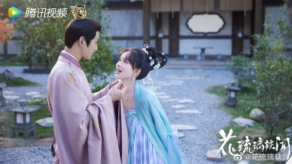 孟子義2023上檔的這部《花琉璃軼聞》也很值得一看。這是一部披著「權謀」外衣的輕喜劇，劇情不能深思，但又甜又搞笑，是不可小覷的黑馬劇。孟子義在《花琉璃軼聞》的造型比《九重紫》還華麗，看起來相當貴氣，特別適合長相明豔的孟子義。