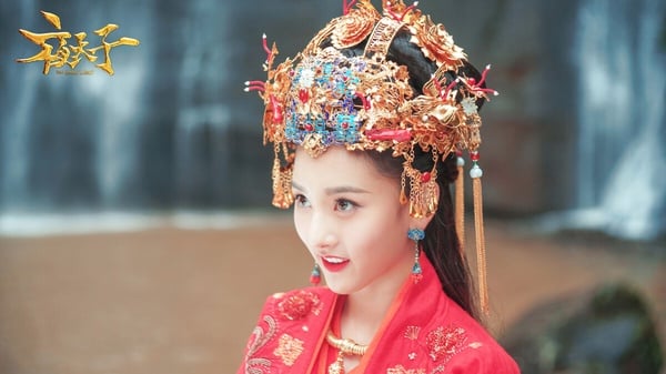 宋祖兒是童星出身，她其實比趙露思、虞書欣等人都更早被觀眾記住。而宋祖兒第一部女主劇是《夜天子》，這是部沒有好好做宣傳的古裝網劇，許多網友看過後都替它抱不平，這樣的良心劇竟然不火！節奏好、台詞沙雕搞笑，忠於原著，真的值得看！