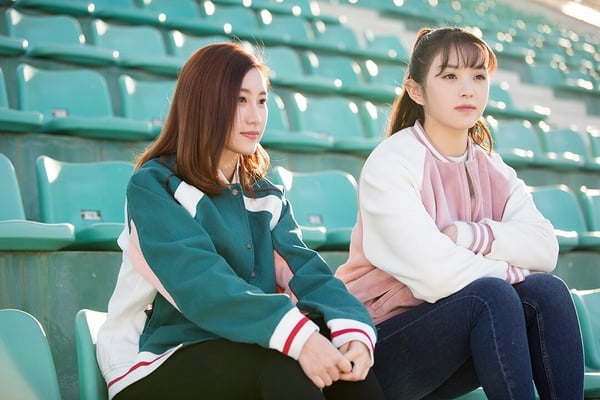 田曦薇出道第一部劇就演到了女主角！田曦薇早年演了很多小成本網劇，首部作品《在悠長的時光裡等你》是青春校園劇，講述駱熙曾是位女俠，行俠仗義，打抱不平。如今，她卻因父親日漸蒼老的身影和母親哀怨的眼神藏起鋒芒，成為一個乖乖女，默默生活，偷偷暗戀男神藍少傑。然而黎昕，一個瘋狂追求自己的富家子的出現，打破了駱熙平淡的生活。