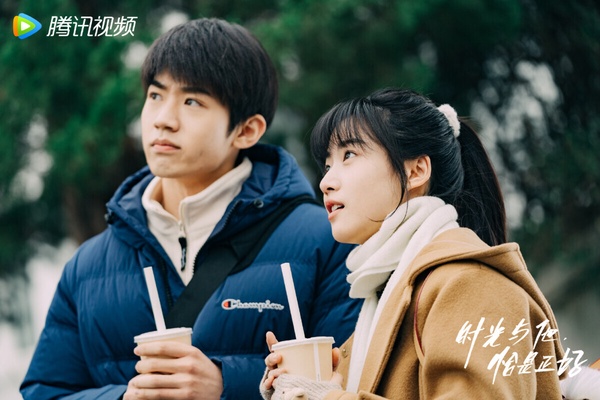 盧昱曉近年出現在《軋戲》、《入青雲》等熱門劇，是95流量花的有力人選。盧昱曉早年是以青春劇起家的，第一部劇《時光與他，恰是正好》評價很不錯，這部劇有拍出少年人的悸動，青春感滿滿！