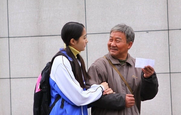 關曉彤是童星出身，她4歲就開始拍戲，後來還出演名導陳凱歌的電影《無極》，一直持續拍戲，後來大一點關曉彤也慢慢開始演女主角，第一部主演的是溫馨向的寫實劇《搭錯車》。講述1980年代，一個啞巴爸爸講到一個女嬰，他以收破爛為生，靠著微薄的收入獨自撫養阿美的故事，很感人。