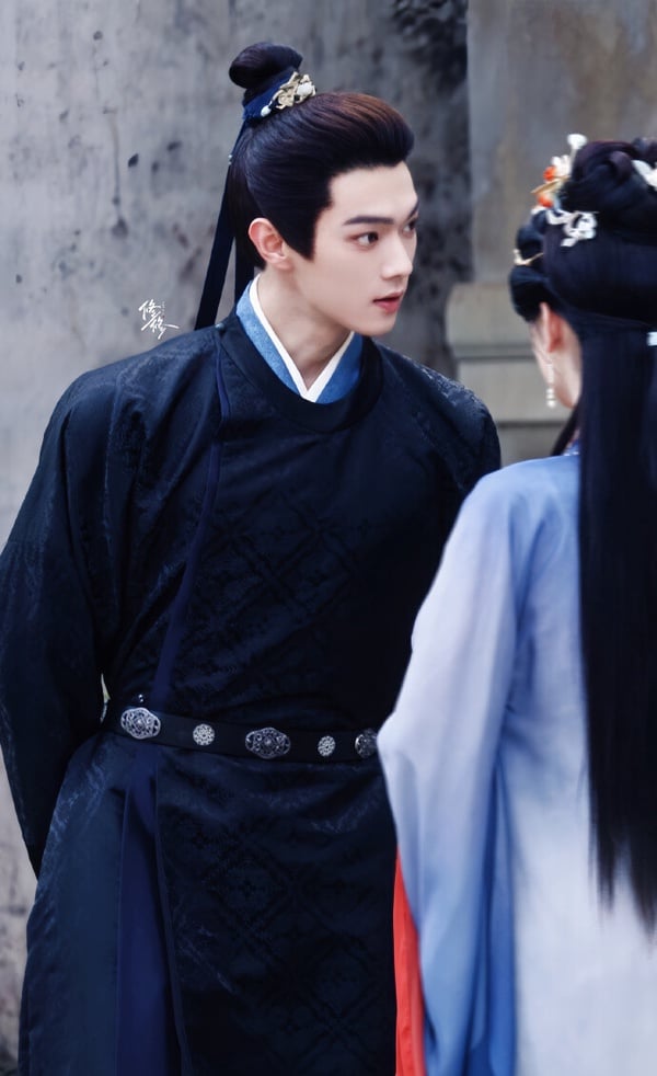 《一甌春》找來許凱、周也兩位95後的高顏值演員，這陣容感覺話題滿滿啊！《一甌春》人設也很帶感，是心機庶女vs.腹黑指揮使的CP，是蠻磅礡的愛情故事。