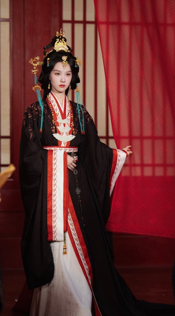 《翹楚》也是2026討論度蠻高的古裝愛情劇，找來《雁回時》陳都靈和《江湖夜雨十年燈》周翊然搭檔。《翹楚》是權謀愛情劇，還融合了武俠和愛情，女主角是將門虎女大女主，之前陳都靈在《雁回時》證明自己能撐起大女主劇本，她的古裝扮相很美，也讓《翹楚》話題一直蠻高。