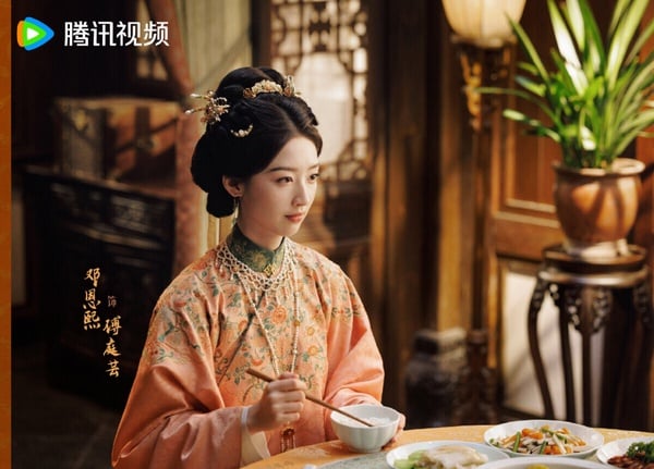 《花開錦繡》是熱度蠻高的待播古裝劇，找來《長樂曲》CP丁禹兮、鄧恩熙二搭，兩人先前就很有CP火花，外型、演技都相當般配。而《花開錦繡》原著小說和《九重紫》出自同一個作者，還找來《折腰》導演鄧科指導，陣容很華麗。