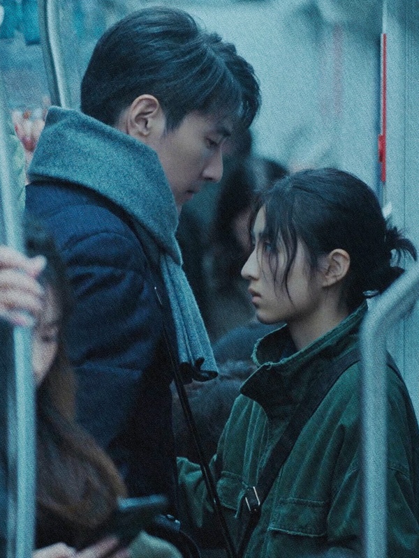 《秋雪漫過的冬天》改編自高分韓劇《我的大叔》，原作是又喪又治癒的氛圍，兩個身處困境的人相互取暖的故事。這種喪喪的劇本來就不好拍，而《秋雪漫過的冬天》劇本也沒有做好本土化，故事、台詞都照搬原本，導致水土不服。韓劇原版高達9.4，陸版6.8分，熱度相當低迷。