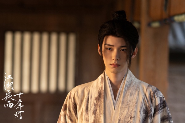 《江湖夜雨十年燈》是一部古裝武俠劇，原著知名度很高，作者是關心則亂，也就是《知否》及《星漢燦爛》小說作者，不過《江湖夜雨十年燈》改編評價很差。小說其實蠻有亮點，人設很有張力，然而劇版拍出來卻沒有太多有效劇情，節奏拖沓緩慢，不會像《星漢燦爛》想一集集追，也沒有《知否》那樣值得細品的故事張力，讓原著書迷失望。