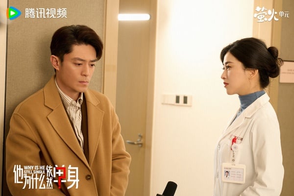 霍建華《他為什麼依然單身》改編自日劇《熟男不結婚》，這部劇評價不錯，劇情探討「熟齡單身者」的感情觀，男主不是夢幻的偶像劇霸總，嘴壞心不壞，還有點傲嬌。《他為什麼依然單身》是輕喜劇，劇情有小幽默，但扎心現實，男主很多「不婚金句」都戳中觀眾的心。