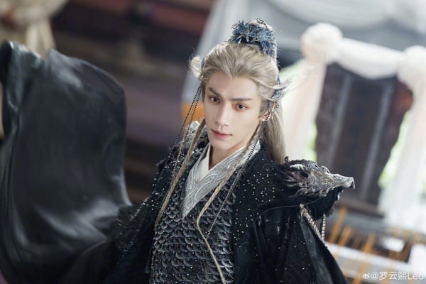 羅雲熙是很多人心中的古裝美男代表，他也常常被說穿古裝比時裝更有記憶點，羅雲熙身材偏嬌小，穿時裝比較不顯眼，但換上古裝卻是完全另一種感覺，可颯可仙可帥可美，特別適合飄逸的長髮。