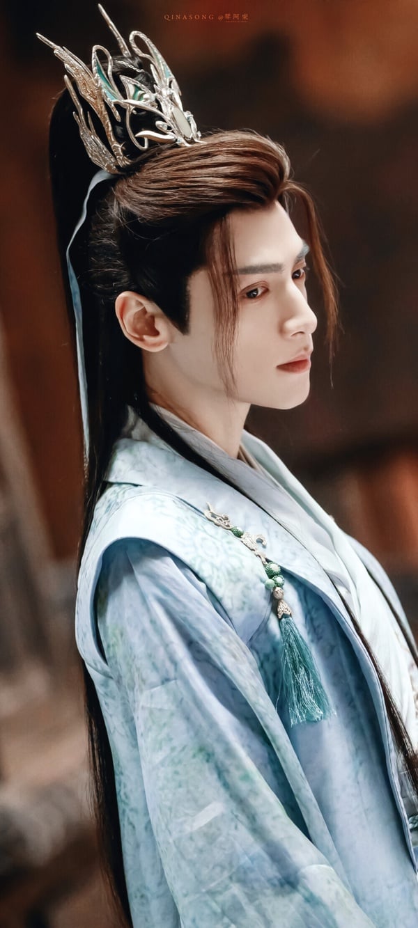 羅雲熙是很多人心中的古裝美男代表，他也常常被說穿古裝比時裝更有記憶點，羅雲熙身材偏嬌小，穿時裝比較不顯眼，但換上古裝卻是完全另一種感覺，可颯可仙可帥可美，特別適合飄逸的長髮。