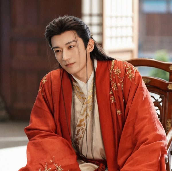 劉學義明明有顏值、有演技，但似乎缺了一點大火的運氣，早年一直演男配，直到近年才開始慢慢演男主。其實劉學義真的很帥，古裝神顏讓人驚艷，憑藉《琉璃》人氣上漲，近年出現在古裝劇《長風渡》、《花間令》、《春花焰》他的古裝扮相都是被認可的。
