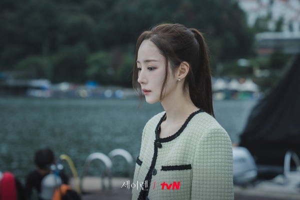 《魔女之吻》6個幕後趣事：朴敏英一天狂喝3L水、瘦到皮包骨，與魏化儁的吻戲超激烈？
