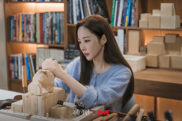 《魔女之吻》7個幕後趣事：朴敏英一天狂喝3L水、瘦到皮包骨，與魏化儁的吻戲超激烈？