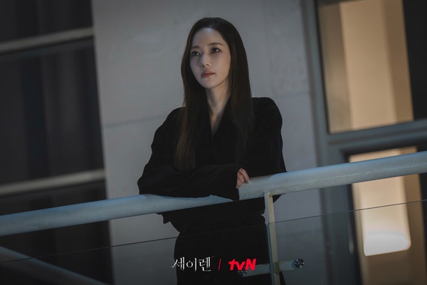 《魔女之吻》7個幕後趣事：朴敏英一天狂喝3L水、瘦到皮包骨，與魏化儁的吻戲超激烈？
