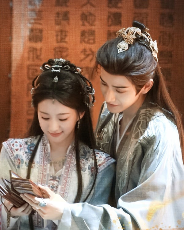 《月明千里》找來了包上恩、王弘毅主演，兩人都是新生代演員，古裝扮相好看，是高顏值CP陣容！只不過兩人的演技就讓人比較擔心，包上恩近年播了《江湖夜雨十年燈》、《韶華若錦》都沒什麼水花，王弘毅靠著《長相思》男四號被大眾所認識，不過他近年在《七夜雪》、《念無雙》都被嘲演技尷尬。