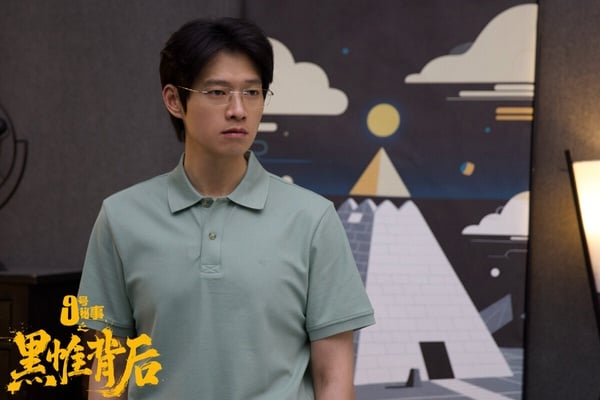 《九號秘事之黑帷背後》是一部懸疑黑色喜劇，翻拍自英國BBC王牌IP《9號秘事》，每集一個獨立故事，每一集主角都會進入截然不同的「九號」空間，劇中有不少反轉和黑色幽默，普遍被認為改編得還不錯！劇組有盡量做到本土化，而且保留了原作的風格。
