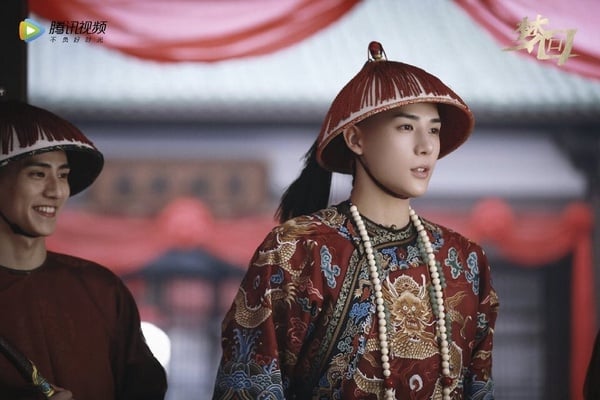 王安宇同樣也深受公司力捧，出道第一部劇就是清宮古裝劇《夢回》，這部劇小說是不輸《步步驚心》的經典清穿故事，最初也是對標《步步驚心》被看好的，只是可惜口碑評價不如預期。