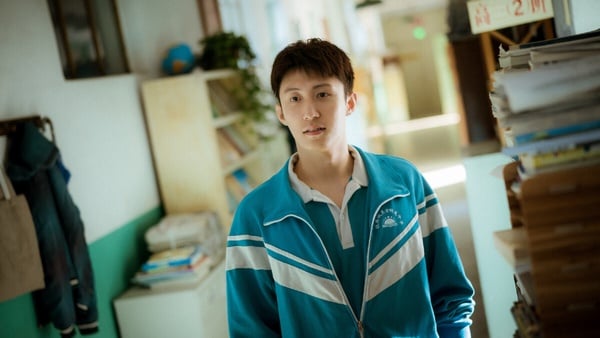 黃景瑜在進入演藝圈之前做過很多工作，像是烤肉店燒炭員、電台的電話編輯、服務員、工廠學徒，後來由於個子高和外形俊朗，經過朋友介紹成為了模特，並於2016年主演網絡耽美劇《上癮》而步入演藝圈，這部BL劇可以說是之後耽改劇崛起的前鋒。