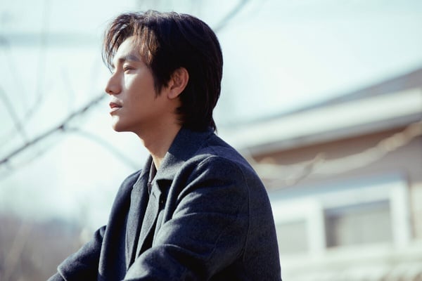 陳坤也是一出道就演男主角！當時大三的陳坤陪同學去試戲，沒想到意外被導演相中，出演献礼電影《国歌》，陳坤是男主之一。順利步入娛樂圈後，不久就以《像霧像雨又像風》、《金粉世家》等劇大火。
