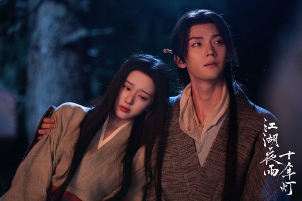 《江湖夜雨十年燈》原著知名度很高，作者是關心則亂，也就是《知否》及《星漢燦爛》小說作者，不過《江湖夜雨十年燈》改編評價很差。小說其實蠻有亮點，人設很有張力，然而劇版拍出來卻沒有太多有效劇情，節奏拖沓緩慢，不會像《星漢燦爛》讓人想一集集追，也沒有《知否》那樣值得細品的故事張力，讓原著書迷失望。