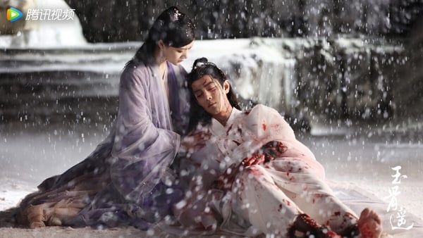 肖戰《玉骨遙》開播時，女主角任敏顏值被吐槽，讓一些想衝著顏值追劇的觀眾追不下去，肖戰和任敏也被說CP感有點弱。不過如果熬過前幾集，《玉骨遙》後面其實有漸入佳境，劇中的特效、實景拍攝都是獲讚的，時影與朱顏的愛也讓人動容。
