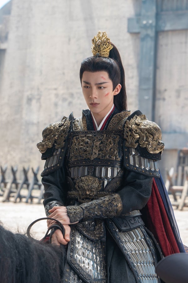 劉宇寧去年憑藉《折腰》、《書卷一夢》等古裝劇人氣大漲！他飾演的南珩是大靖七皇子，起初是反派角色，看似冷酷無情、沉默寡言，為了奪嫡而不擇手段。南珩秘密創立殘江月會館，化身神秘主事離十六。