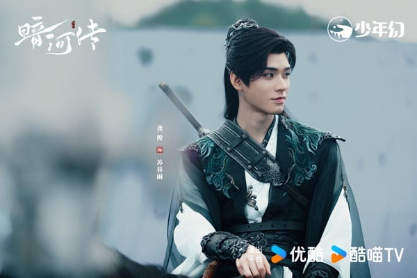 龔俊前兩年主演《安樂傳》、《狐妖小紅娘》口碑都崩盤，不過2025年他推出的大男主武俠劇《暗河傳》開出不錯的評價。《暗河傳》龔俊飾演蘇暮雨，他原為武林世家少主，幼年目睹滅門慘案後流落暗河，成為暗河蛛影團首領，也是「暗河第一美人」。