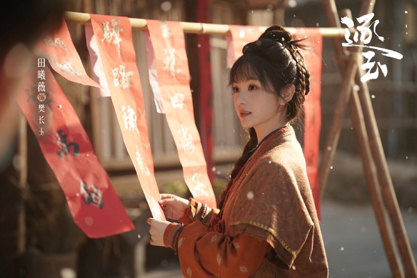 張凌赫、田曦薇主演的《逐玉》是最近的高熱度陸劇，這部劇的拍攝質感不錯、演員演技在線，但劇情的改編卻引起書粉兩極評價。《逐玉》是屠戶女救下隱姓埋名的落難侯爺的愛情故事，這是一個擁有高武力值、大大咧咧的颯爽女主，但不少書粉表示，劇版為了增加男主高光，很多情節無形貶低了女主。