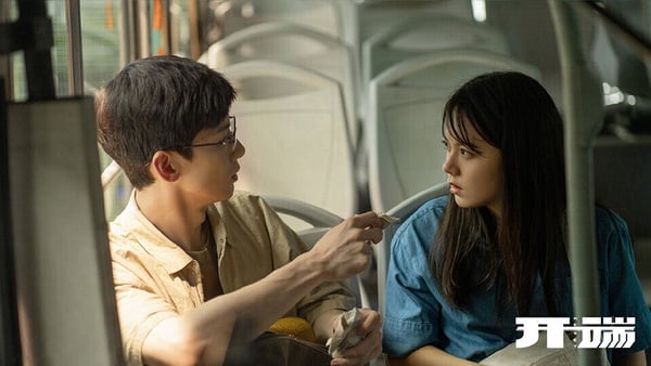 白敬亭和趙今麥主演的懸疑劇《開端》，上檔後收穫大量好評，是2022年公認的小爆劇。這個故事非常難拍，結合時間無限循環和推理探案，如果邏輯不夠縝密很容易就變成漏洞百出的爛劇。但《開端》的火爆，證明這個小說改編劇是成功的。