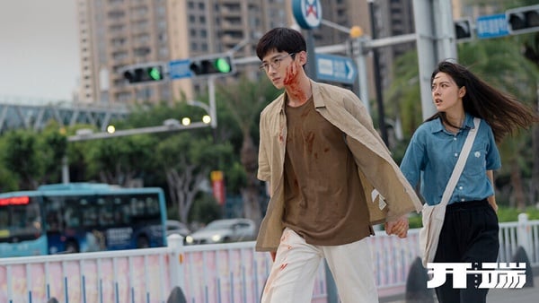 白敬亭和趙今麥主演的懸疑劇《開端》，上檔後收穫大量好評，是2022年公認的小爆劇。這個故事非常難拍，結合時間無限循環和推理探案，如果邏輯不夠縝密很容易就變成漏洞百出的爛劇。但《開端》的火爆，證明這個小說改編劇是成功的。