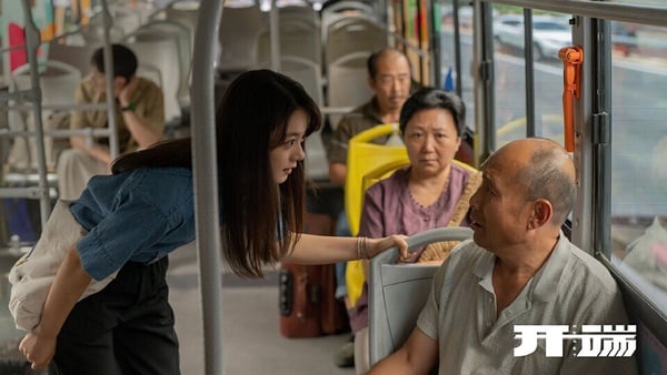 白敬亭和趙今麥主演的懸疑劇《開端》，上檔後收穫大量好評，是2022年公認的小爆劇。這個故事非常難拍，結合時間無限循環和推理探案，如果邏輯不夠縝密很容易就變成漏洞百出的爛劇。但《開端》的火爆，證明這個小說改編劇是成功的。