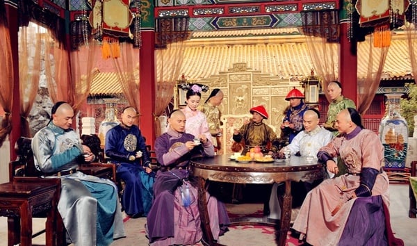 《步步驚心》是很多人心中經典的小說改編古裝劇，小說的評價原本就很高，是清朝穿越故事的經典代表，沒想到改編成劇版更成為經典中的經典。劇情結合九王奪嫡的歷史讓故事高潮迭起，演員全都演技在線，而且舉手投足有古韻。更別提導演的運鏡、服裝質感，全都是高品質。
