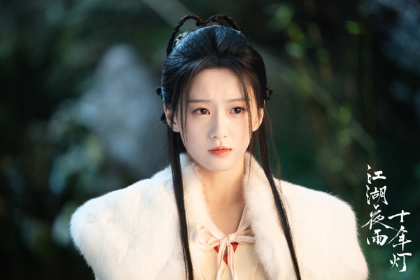 武俠劇《江湖夜雨十年燈》改編自人氣小說，這部劇的原著和《知否》、《星漢燦爛》出自同個作者呢！《江湖夜雨十年燈》蔡昭人設很有趣，她是一個「佛系女俠」，蔡昭出身武林名門落英谷，她初入江湖時秉持「遠離紛爭」的躺平理念，卻在目睹常家堡滅門、師父黑化後逐漸覺醒。