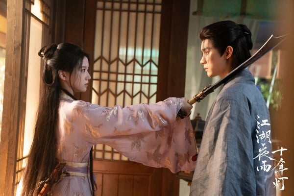 武俠劇《江湖夜雨十年燈》改編自人氣小說，這部劇的原著和《知否》、《星漢燦爛》出自同個作者呢！《江湖夜雨十年燈》蔡昭人設很有趣，她是一個「佛系女俠」，蔡昭出身武林名門落英谷，她初入江湖時秉持「遠離紛爭」的躺平理念，卻在目睹常家堡滅門、師父黑化後逐漸覺醒。