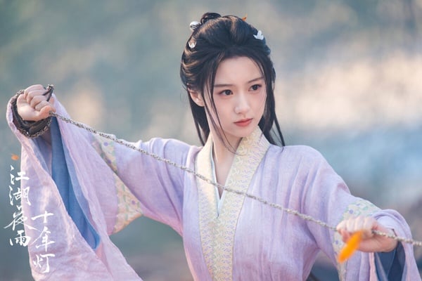 武俠劇《江湖夜雨十年燈》改編自人氣小說，這部劇的原著和《知否》、《星漢燦爛》出自同個作者呢！《江湖夜雨十年燈》蔡昭人設很有趣，她是一個「佛系女俠」，蔡昭出身武林名門落英谷，她初入江湖時秉持「遠離紛爭」的躺平理念，卻在目睹常家堡滅門、師父黑化後逐漸覺醒。