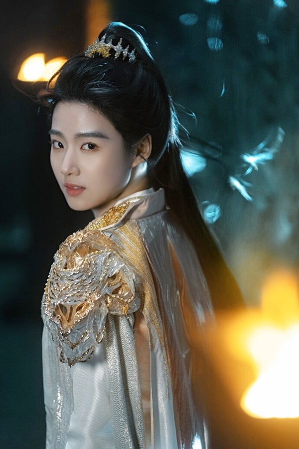 《入青雲》是近年評價不錯的仙俠劇，盧昱曉飾演的明意是個女戰神，明意自幼女扮男裝出戰青雲大會，連奪七屆魁首，被譽為少年戰神。可惜第八屆大會敗於紀伯宰，之後靈脈盡斷，身中離恨天之毒，為尋找解藥，明意化身舞姬潛入極星淵，接近紀伯宰。