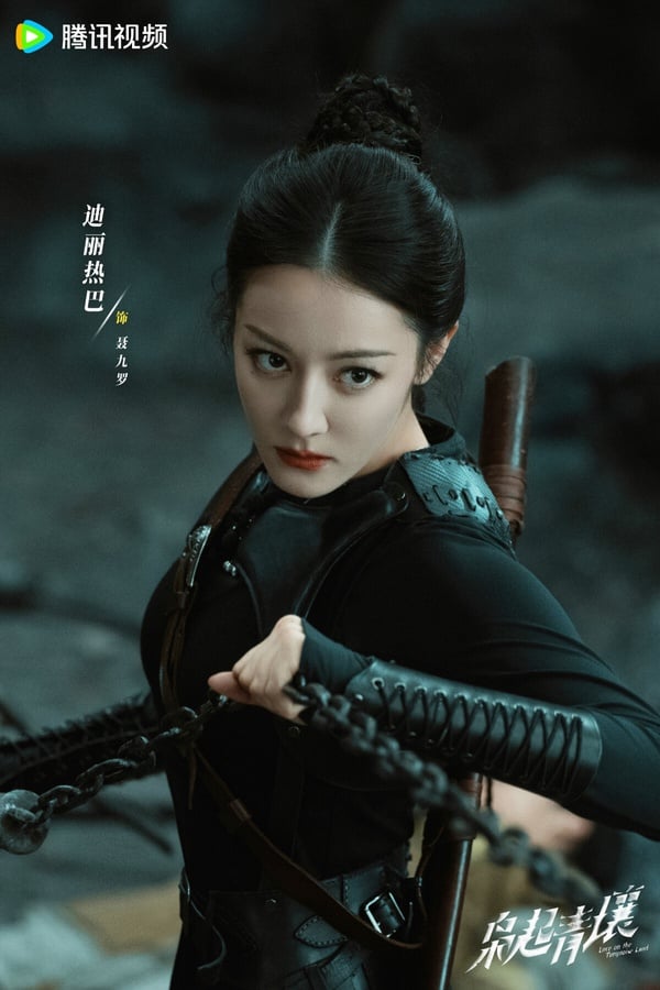 冠軍是《梟起青壤》迪麗熱巴飾演的聶九羅！這是一部奇幻冒險劇，聶九羅擁有雙重身分，表面上是畫家，實際上則是南山獵人裡最強的「瘋刀」，外貌與實力雙雙在線。聶九羅遇事冷靜果斷，手起刀落間斬梟不眨眼，面對不爽的人或事，分分鐘回懟，不讓自己受一點委屈。