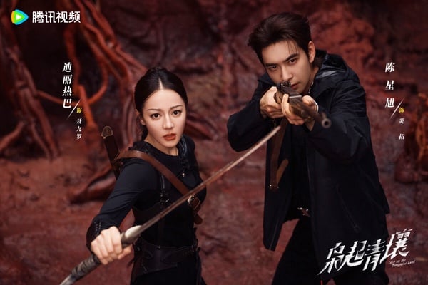 冠軍是《梟起青壤》迪麗熱巴飾演的聶九羅！這是一部奇幻冒險劇，聶九羅擁有雙重身分，表面上是畫家，實際上則是南山獵人裡最強的「瘋刀」，外貌與實力雙雙在線。聶九羅遇事冷靜果斷，手起刀落間斬梟不眨眼，面對不爽的人或事，分分鐘回懟，不讓自己受一點委屈。