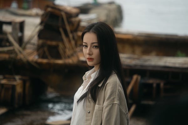冠軍是《梟起青壤》迪麗熱巴飾演的聶九羅！這是一部奇幻冒險劇，聶九羅擁有雙重身分，表面上是畫家，實際上則是南山獵人裡最強的「瘋刀」，外貌與實力雙雙在線。聶九羅遇事冷靜果斷，手起刀落間斬梟不眨眼，面對不爽的人或事，分分鐘回懟，不讓自己受一點委屈。