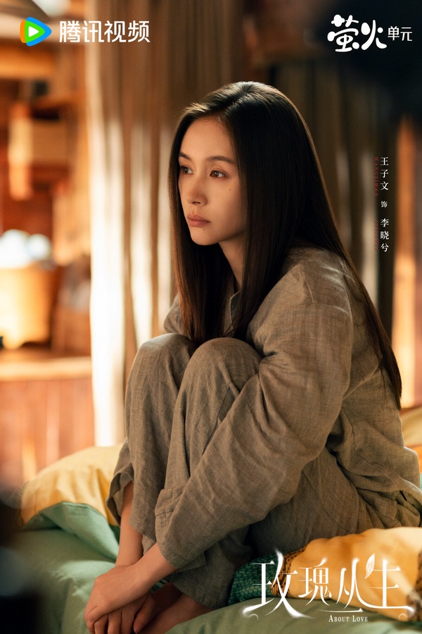 《玫瑰叢生》改編自人氣漫畫《蟬女》，故事很有意思，女主是一名「鑑情師」，以各種滿足男人幻想的身份出現在他們的身邊，幫助他們的妻子驗證自己老公的真心。《玫瑰叢生》角色設定很新鮮，王子文、劉宇寧有CP火花，蔣欣、高偉光等配角也讓人眼睛一亮。