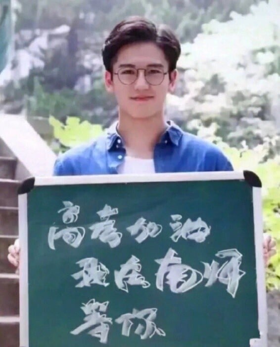 張凌赫是近年陸劇公認的高顏值美男，從《蒼蘭訣》、《寧安如夢》、《愛你》到《逐玉》，張凌赫的高顏值都引起討論。但大家知道張凌赫曾經是個100公斤重的胖子嗎？張凌赫在出道前微胖的照片在網上流傳，雖然高達100公斤，但因為身高夠高，所以看起來不是這麼胖，只是整個人很魁武。