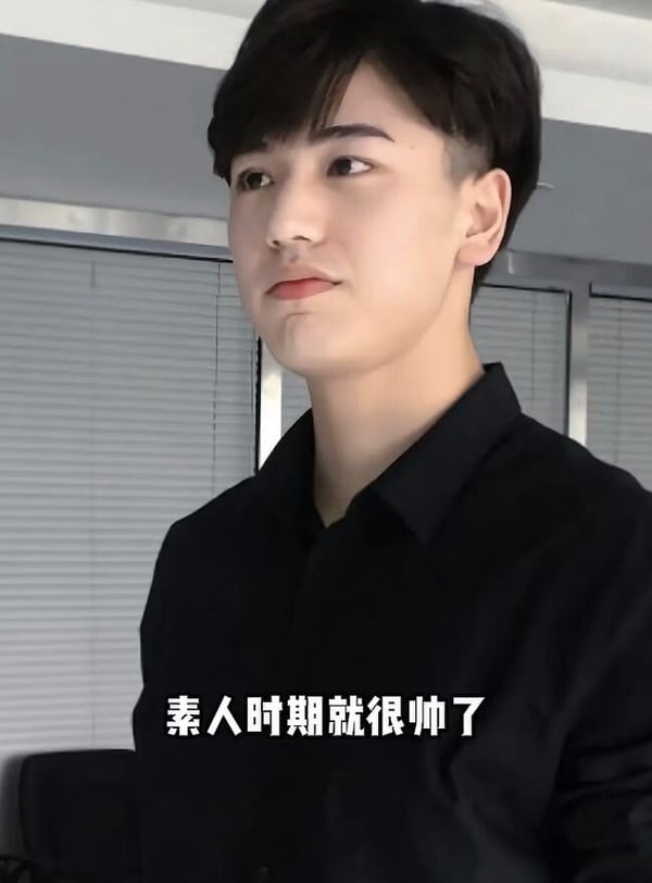 張凌赫是近年陸劇公認的高顏值美男，從《蒼蘭訣》、《寧安如夢》、《愛你》到《逐玉》，張凌赫的高顏值都引起討論。但大家知道張凌赫曾經是個100公斤重的胖子嗎？張凌赫在出道前微胖的照片在網上流傳，雖然高達100公斤，但因為身高夠高，所以看起來不是這麼胖，只是整個人很魁武。