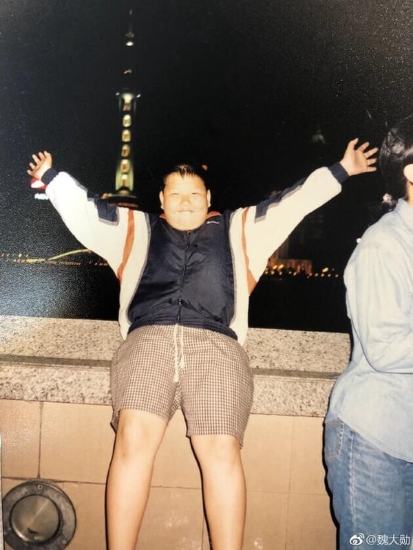 魏大勛近年以《我的人間煙火》男二孟宴臣一角翻紅，不要看他現在又高又瘦的身材，曾經的他一度胖到超過110公斤呢！魏大勛家裡開餐廳，國中的時候沒有肥胖的概念，成了自家餐廳三杯雞和鍋包肉最忠實的顧客，在毫無節制的情況下，魏大勳自然而然的就吃成了胖子。
