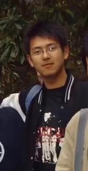 李現以前也曾經是個小胖子！小時候的李現管不住嘴，剛上國中就已經達到80公斤，後來體重持續飆升，因為出生荊州還被稱為「荊州小胖」，一度很不自信，直到高三瘋狂減肥，通過打籃球、跑步才瘦了下來，並成功考上了北京電影學院，開始了開掛的人生。