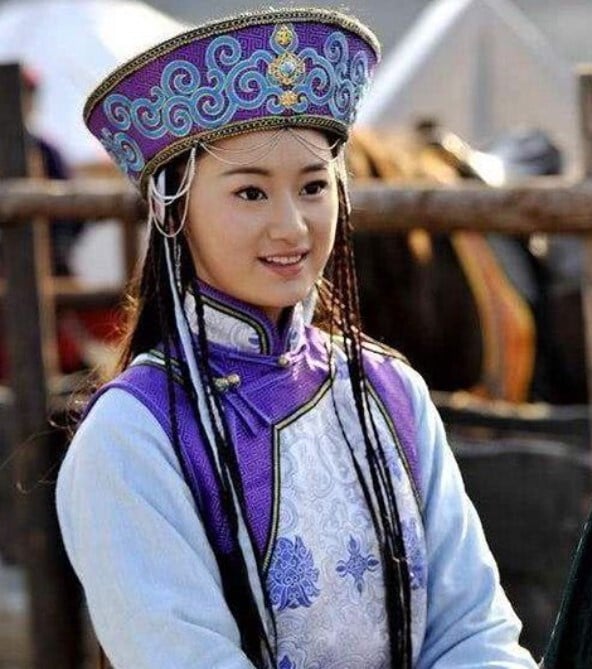 郭曉婷是小編覺得很可惜的寶藏演員，明明有顏值有演技，奈何資源就是上不去。許多人對郭曉婷的第一印象停留在《步步驚心》敏敏郡主，或《仙劍奇俠傳三》的花楹。近年還有《與君初相識》的順德仙姬、《蒼蘭訣》赤地女子，郭曉婷有好多出圈的配角角色！但大家都想不起她有什麼女主劇。