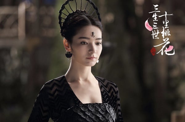 再一位憑《三生三世十里桃花》打開知名度的演員！代斯和祝緒丹、迪麗熱巴都是楊冪的嘉行傳媒同期簽約演員，且她和迪麗熱巴一樣都是新疆美人，憑著《三生三世十里桃花》胭脂一角廣為人知，但之後一樣不斷在公司自製劇裡給人做配，像是《烈火如歌》、《暴風眼》，且她的資源比祝緒丹更差，至今尚未有女一號。
