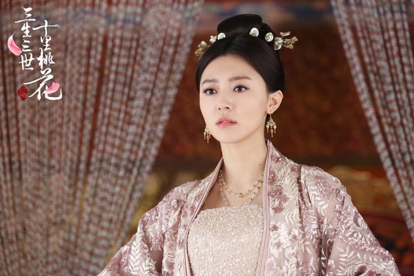 黃夢瑩和迪離熱巴都是楊冪公司旗下同期的女星，兩人都以《三生三世十里桃花》被觀眾熟知，不過黃夢瑩的機運比迪麗熱巴差多了，如今熱巴已經是頂級流量，但黃夢瑩經典角色卻還停留在《三生三世十里桃花》素錦。