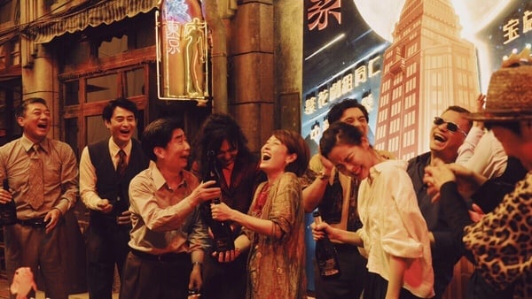 《繁花》也進榜了！這是近年少數衝出高收視、高口碑的陸劇。《繁花》由名導王家衛擔任總導演，王家衛把《繁花》拍出了電影質感，在豆瓣衝出8.7的高分。《繁花》也獲得中國白玉蘭獎、飛天獎最佳電視劇等多項大獎，可以說是質感、口碑、收視、獎項，全方面無短板！
