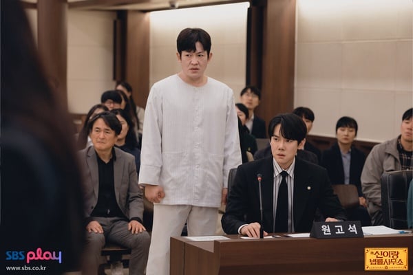 韓媒分析《神與律師事務所》爆紅原因：柳演錫成「不情願的新型英雄」，附身演技被讚爆