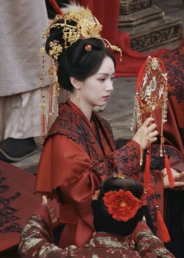 9位陸劇95花「紅色嫁衣」古裝！田曦薇《逐玉》美翻，《折腰》宋祖兒黑紅嫁衣超華麗！